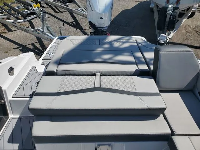 Slide: The Image of Monterey 275SS Super Sport 2025 - 19