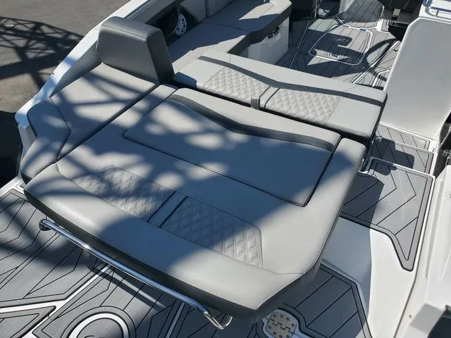 Slide: The Image of Monterey 275SS Super Sport 2025 - 23