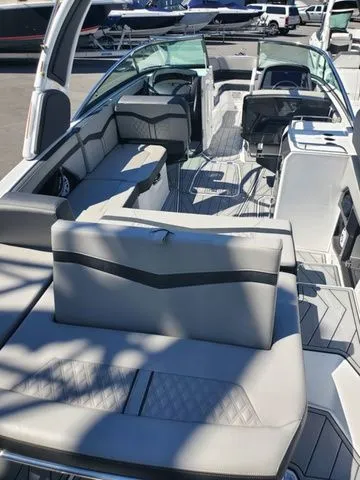 Slide: The Image of Monterey 275SS Super Sport 2025 - 24