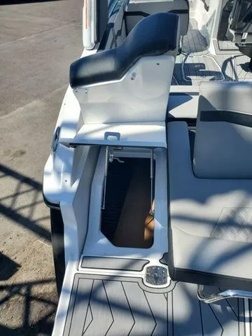 Slide: The Image of Monterey 275SS Super Sport 2025 - 25