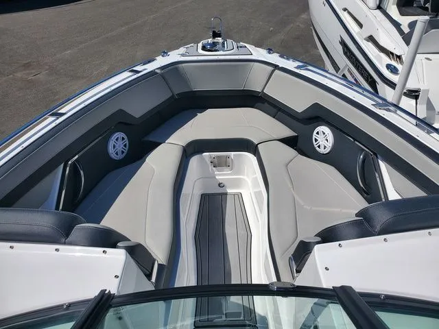 Slide: The Image of Monterey 275SS Super Sport 2025 - 3