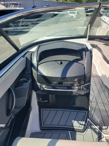 Slide: The Image of Monterey 275SS Super Sport 2025 - 8