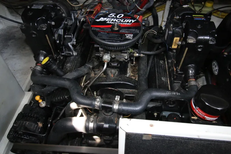 Slide: The Image of Engine compartment of a 2006 Maxum 3100 SE with a 5.0L Mercury MerCruiser engine. - 21