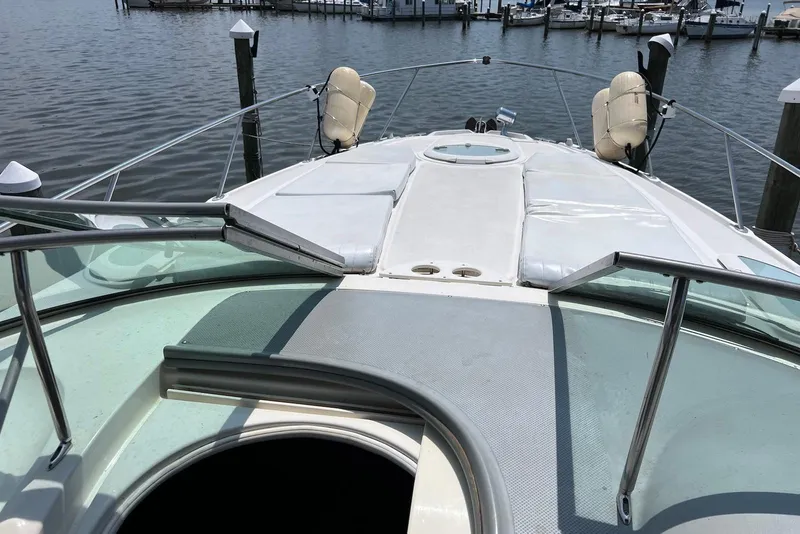 Slide: The Image of 2006 Maxum 3100 SE boat deck with marina view. - 4