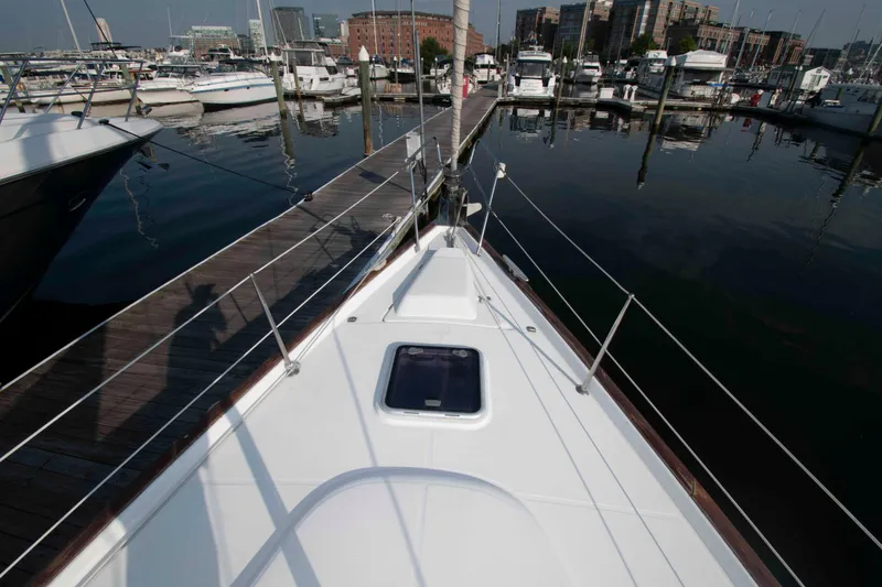 Slide: The Image of Bow view of 2002 Beneteau 473 yacht docked in a marina. - 13
