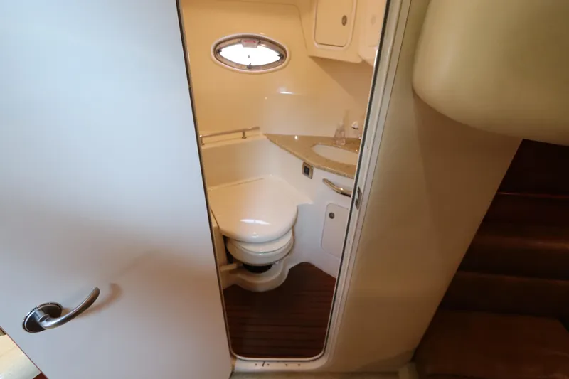 Slide: The Image of Sea Ray 420 Sundancer 2004 - 50