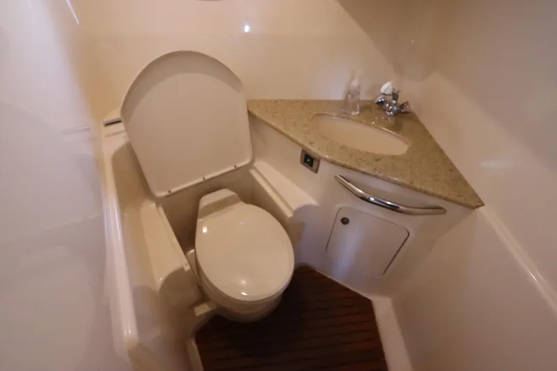 Slide: The Image of Sea Ray 420 Sundancer 2004 - 51