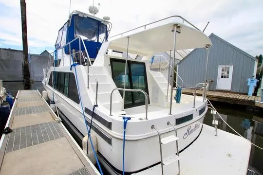 Slide: The Image of 2006 Harbor Master Coastal 400 docked, featuring spacious deck and modern design. - 4