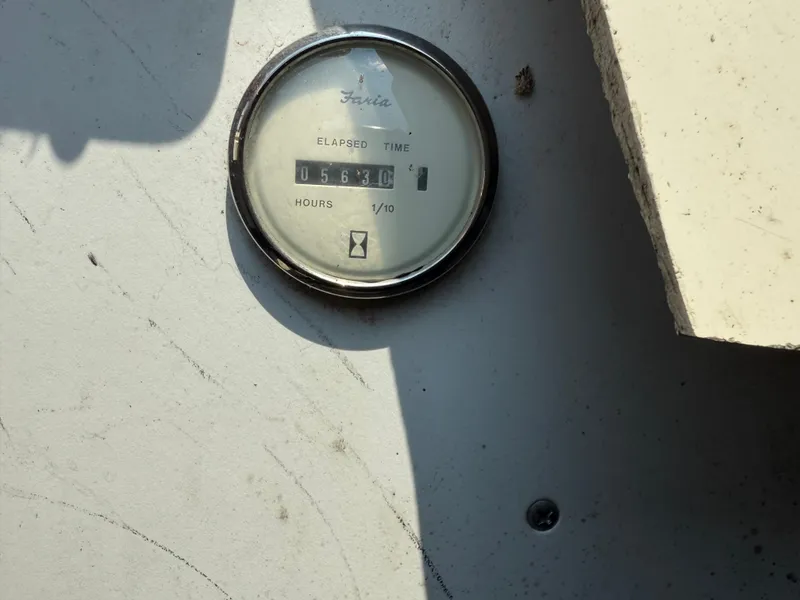 Slide: The Image of Hour meter on 1996 Pursuit 2460 Denali boat, showing 563 hours elapsed. - 25