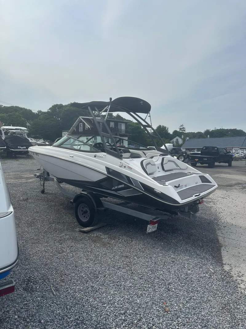 Slide: The Image of 2018 Yamaha AR195 boat on trailer in outdoor lot. - 7