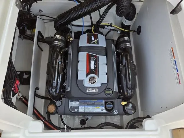 Slide: The Image of Bayliner VR6 Bowrider I/O 2025 - 14