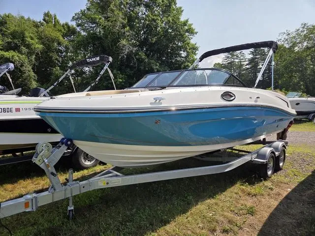 Slide: The Image of Bayliner VR6 Bowrider I/O 2025 - 3