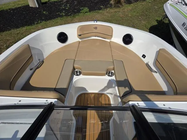 Slide: The Image of Bayliner VR6 Bowrider I/O 2025 - 9