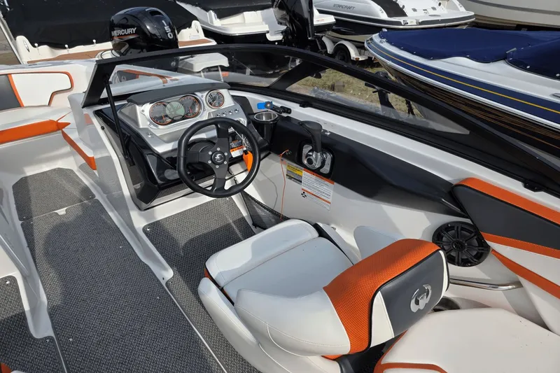 Slide: The Image of Scarab 215 H.O. Impulse 2016 - 3