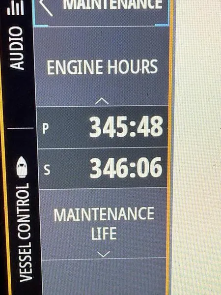 Slide: The Image of Display screen showing engine hours for a 2019 Sea Ray 350 Sundancer Coupe. - 34