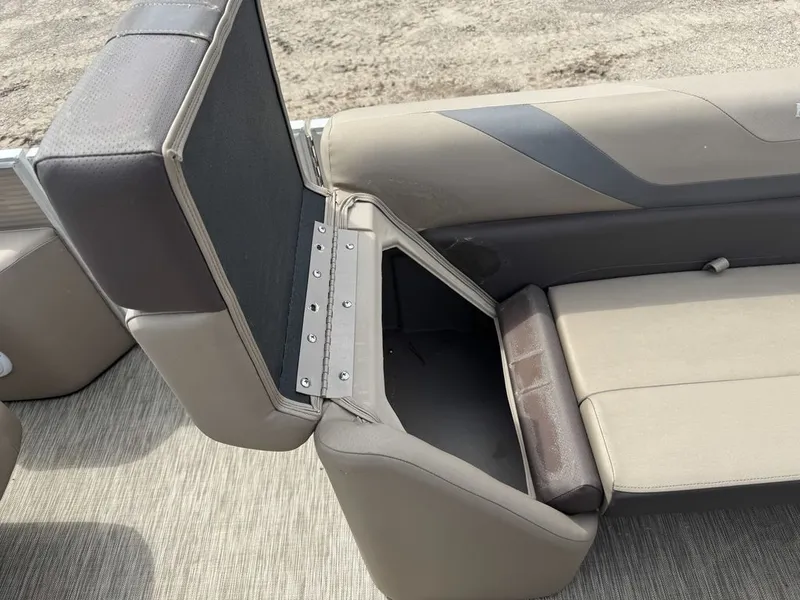 Slide: The Image of Bennington 22 SSR Pontoon 2021 - 13