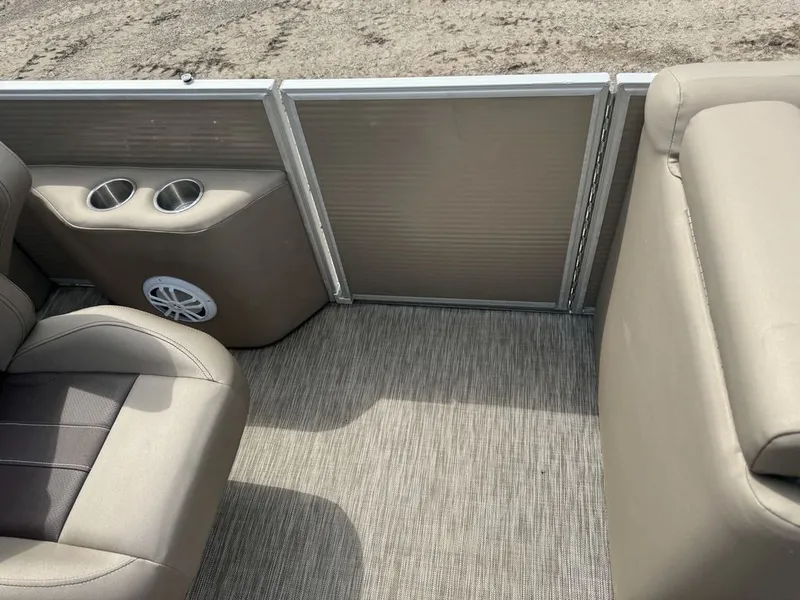 Slide: The Image of Bennington 22 SSR Pontoon 2021 - 14