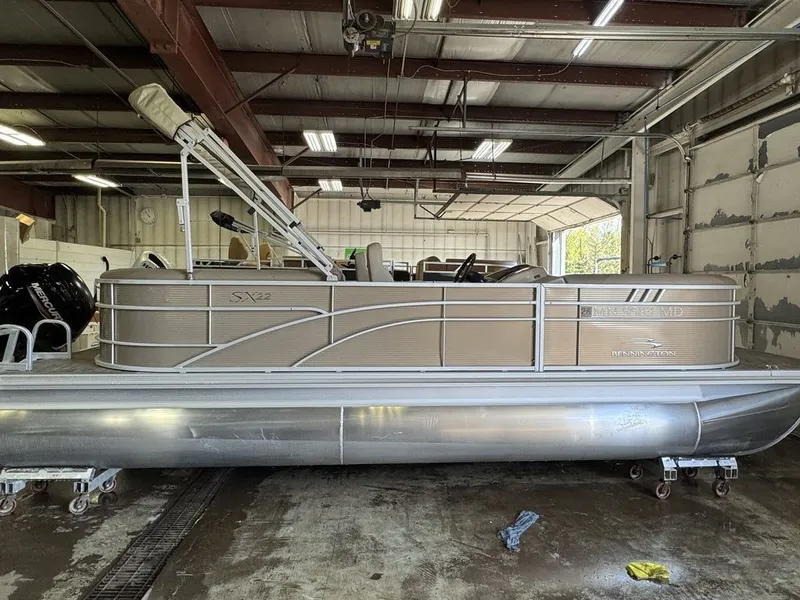 Slide: The Image of Bennington 22 SSR Pontoon 2021 - 15