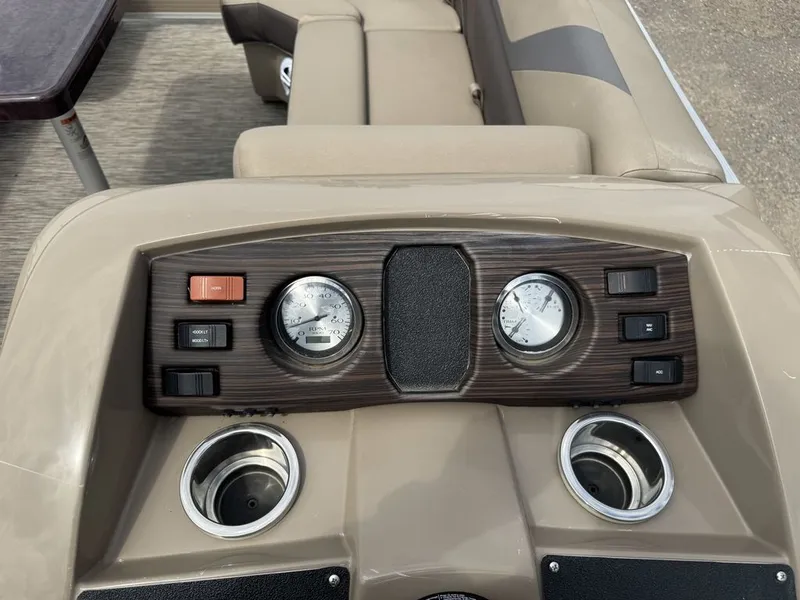 Slide: The Image of Bennington 22 SSR Pontoon 2021 - 19