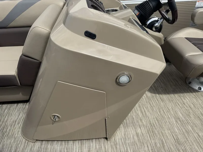 Slide: The Image of Bennington 22 SSR Pontoon 2021 - 20