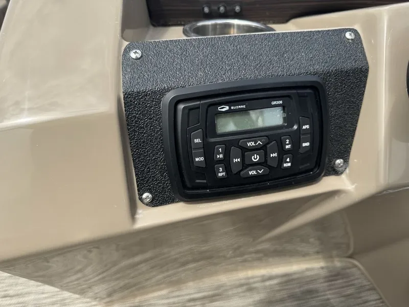 Slide: The Image of Bennington 22 SSR Pontoon 2021 - 21