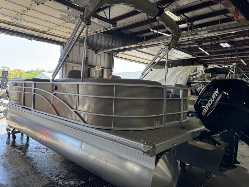 Slide: The Image of Bennington 22 SSR Pontoon 2021 - 25