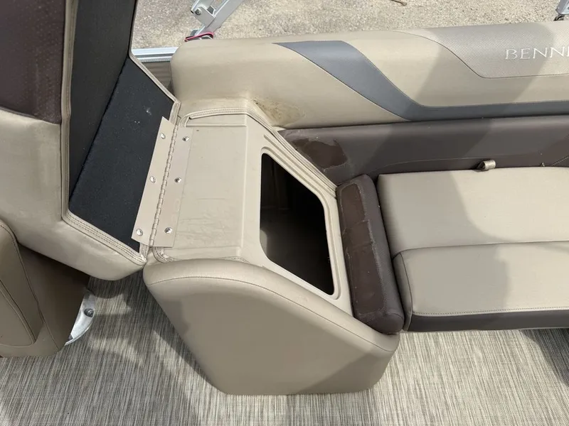 Slide: The Image of Bennington 22 SSR Pontoon 2021 - 27