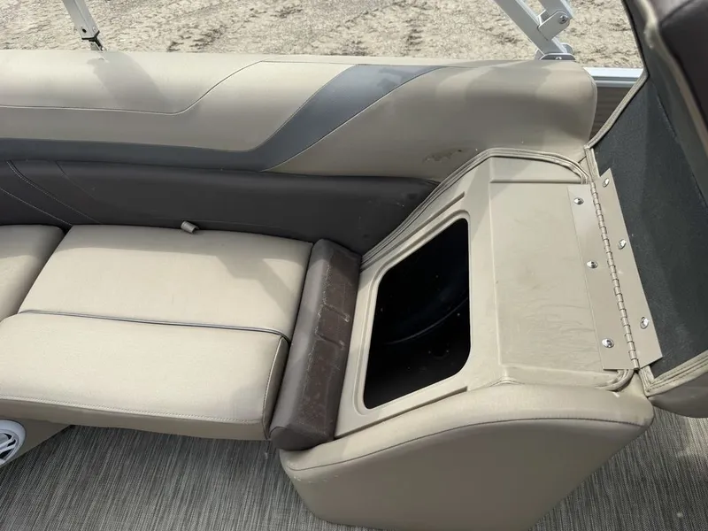 Slide: The Image of Bennington 22 SSR Pontoon 2021 - 29