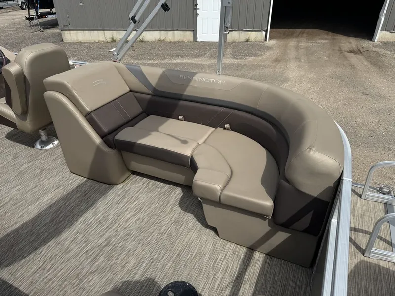 Slide: The Image of Bennington 22 SSR Pontoon 2021 - 30