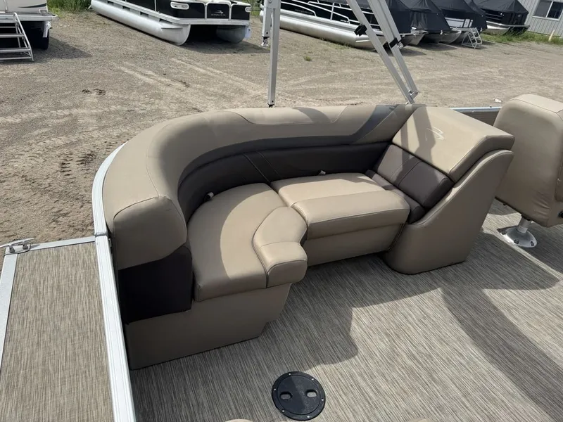 Slide: The Image of Bennington 22 SSR Pontoon 2021 - 31