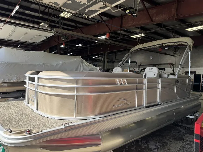 Slide: The Image of Bennington 22 SSR Pontoon 2021 - 34