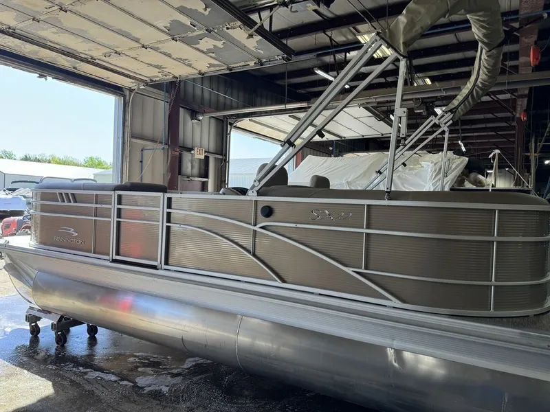 Slide: The Image of Bennington 22 SSR Pontoon 2021 - 35