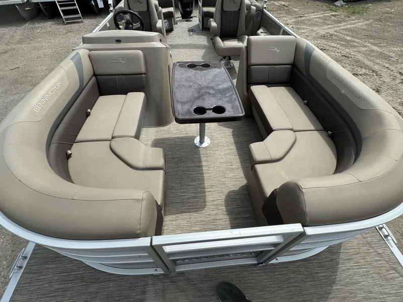 Slide: The Image of Bennington 22 SSR Pontoon 2021 - 4