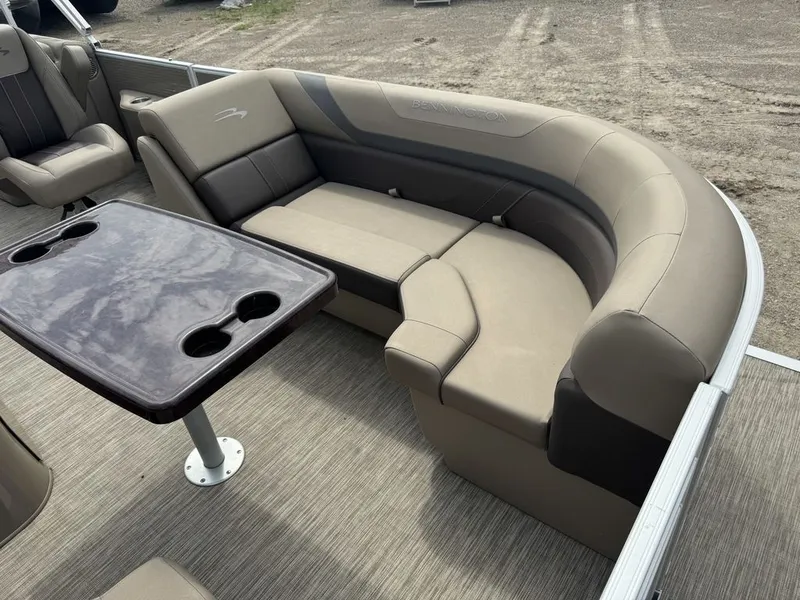 Slide: The Image of Bennington 22 SSR Pontoon 2021 - 9