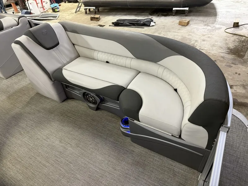 Slide: The Image of Tahoe LTZ 2485 Elite Cruise & Honda 115HP 4-Stroke EFI 2022 - 10