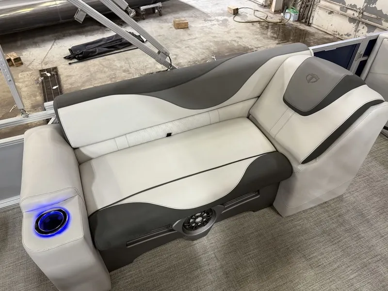 Slide: The Image of Tahoe LTZ 2485 Elite Cruise & Honda 115HP 4-Stroke EFI 2022 - 11