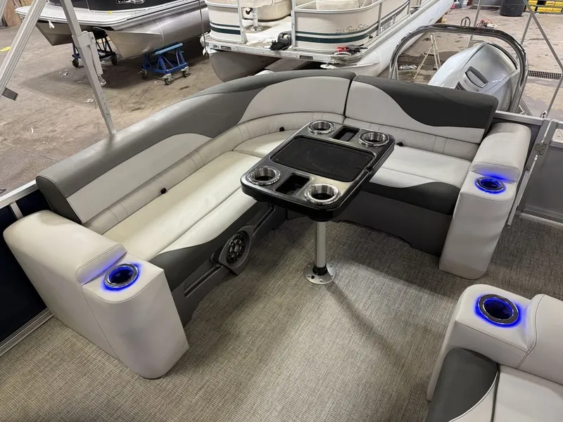 Slide: The Image of Tahoe LTZ 2485 Elite Cruise & Honda 115HP 4-Stroke EFI 2022 - 12