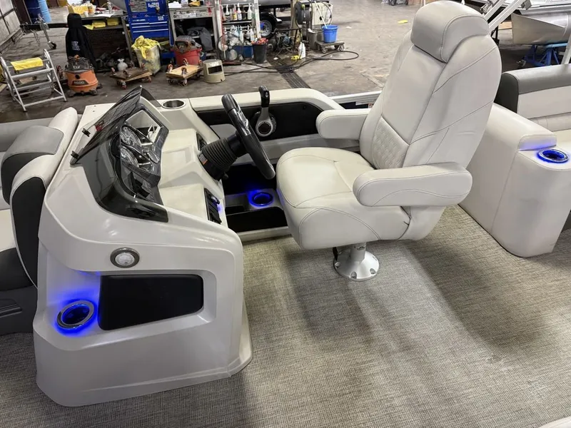 Slide: The Image of Tahoe LTZ 2485 Elite Cruise & Honda 115HP 4-Stroke EFI 2022 - 13