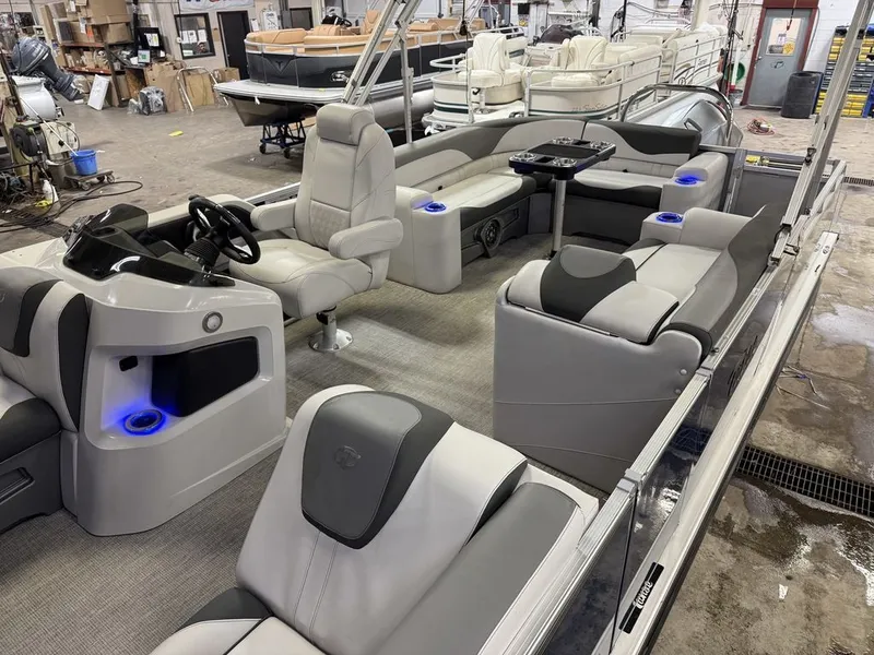 Slide: The Image of Tahoe LTZ 2485 Elite Cruise & Honda 115HP 4-Stroke EFI 2022 - 4