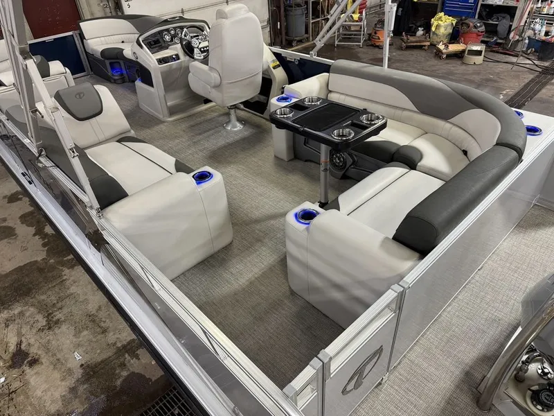 Slide: The Image of Tahoe LTZ 2485 Elite Cruise & Honda 115HP 4-Stroke EFI 2022 - 5