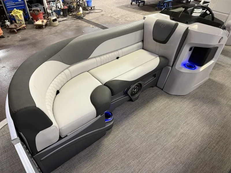 Slide: The Image of Tahoe LTZ 2485 Elite Cruise & Honda 115HP 4-Stroke EFI 2022 - 9