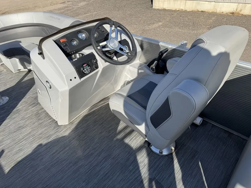 Slide: The Image of Bennington 22 SSRX Pontoon & 115HP Yamaha 2021 - 31