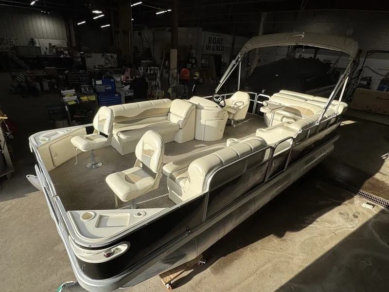 The Image of Bennington 2050 GS Pontoon 2006 - 1
