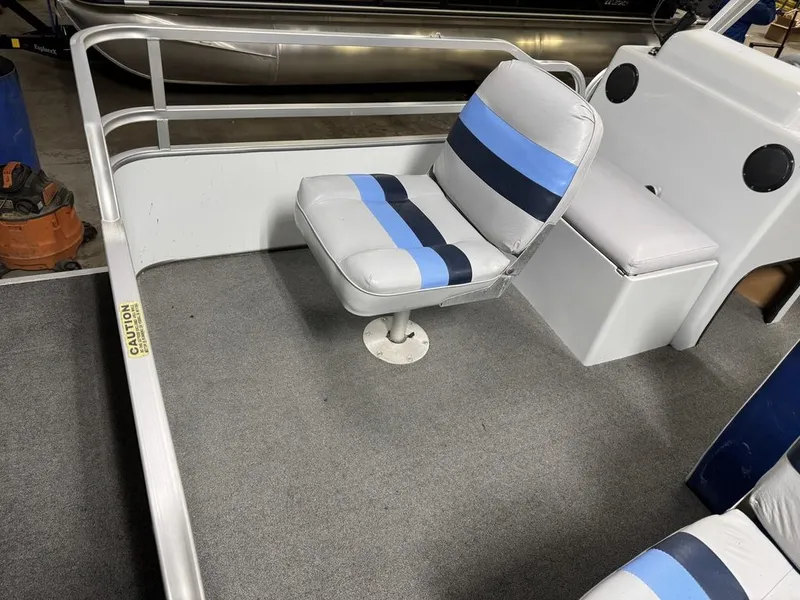 Slide: The Image of TMC 2200 FM Pontoon 2002 - 15