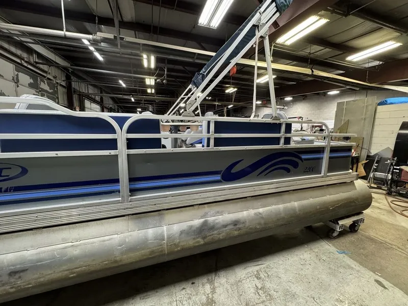 Slide: The Image of TMC 2200 FM Pontoon 2002 - 34