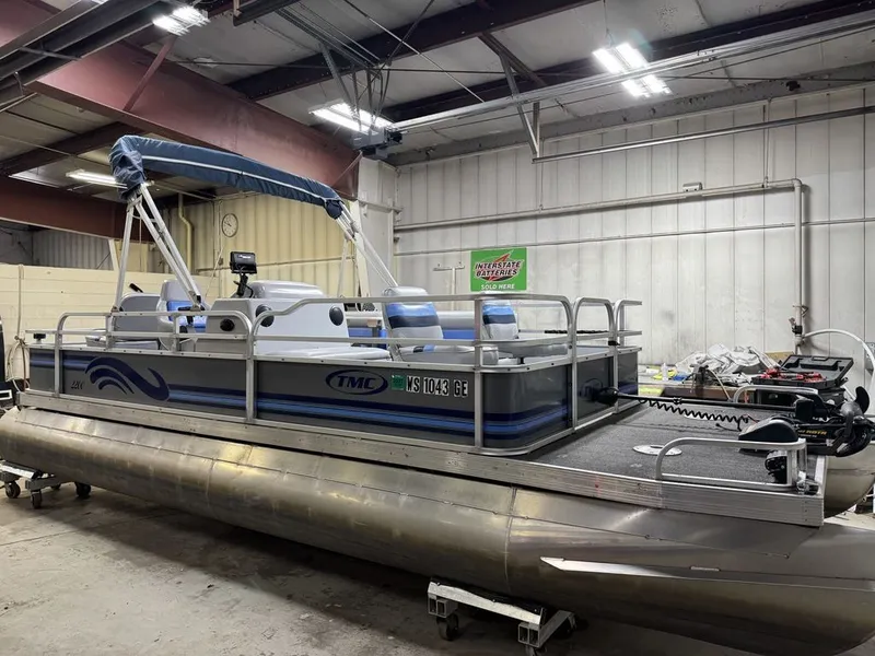 Slide: The Image of TMC 2200 FM Pontoon 2002 - 38