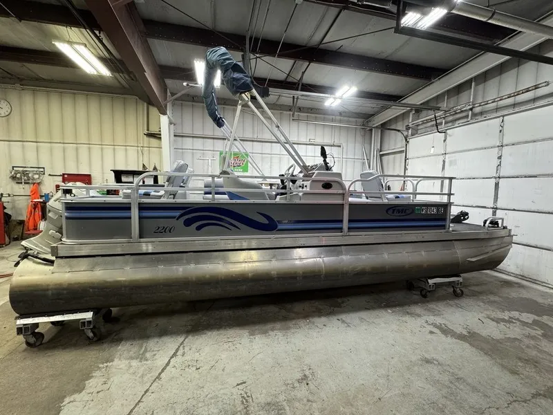 Slide: The Image of TMC 2200 FM Pontoon 2002 - 39
