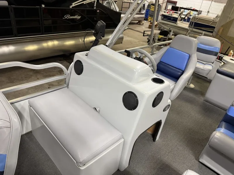 Slide: The Image of TMC 2200 FM Pontoon 2002 - 6