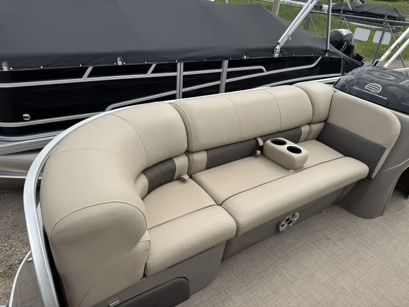 Slide: The Image of Sun Tracker Party Barge 20 DLX 2023 - 11