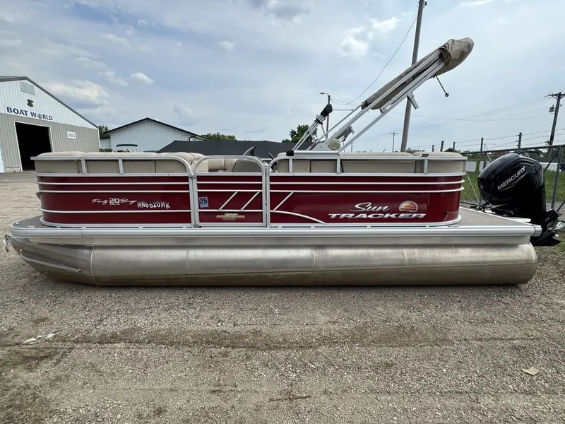 Slide: The Image of Sun Tracker Party Barge 20 DLX 2023 - 16